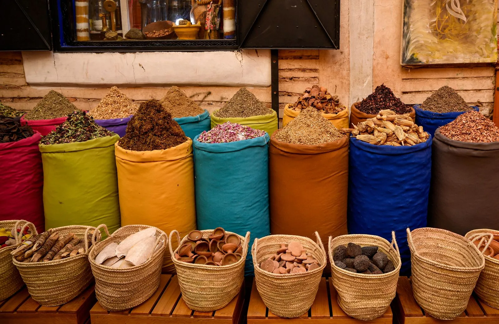 Épices, thé à la menthe et huile d'argan des souks de Marrakech — Riad Arrahma, Marrakech