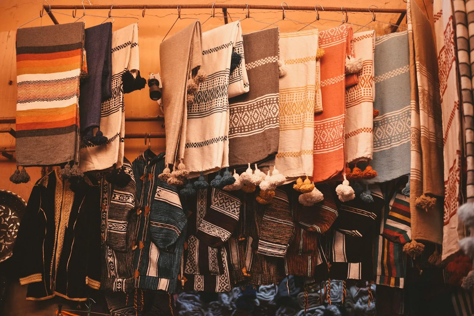 Textiles, tissus et étoffes colorés des souks de la médina — Riad Arrahma, Marrakech