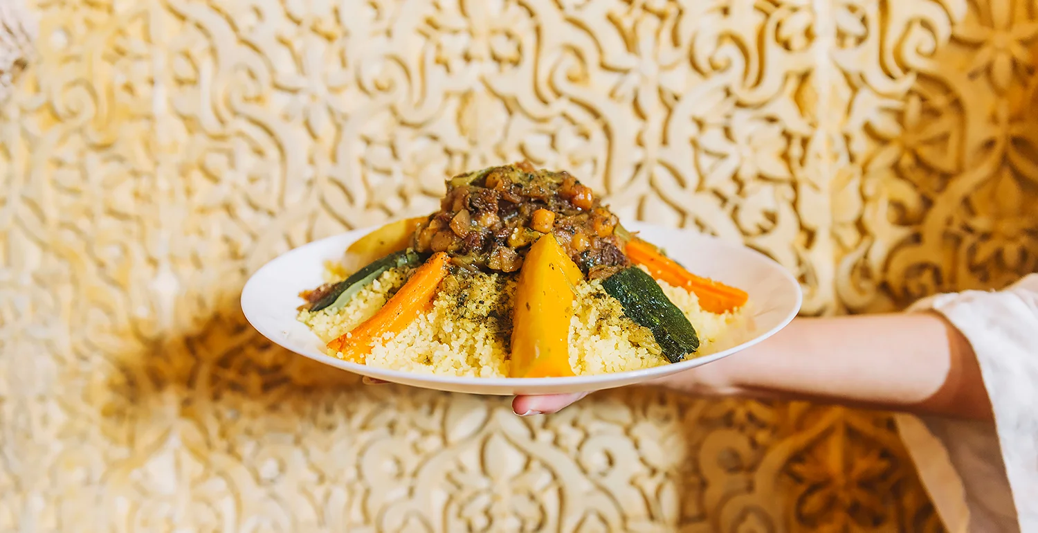 Restaurant - Couscous marocain aux légumes servi à la main au Riad Arrahma, Marrakech